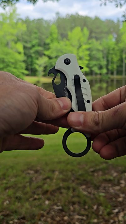 A close look at the karambit's finger ring