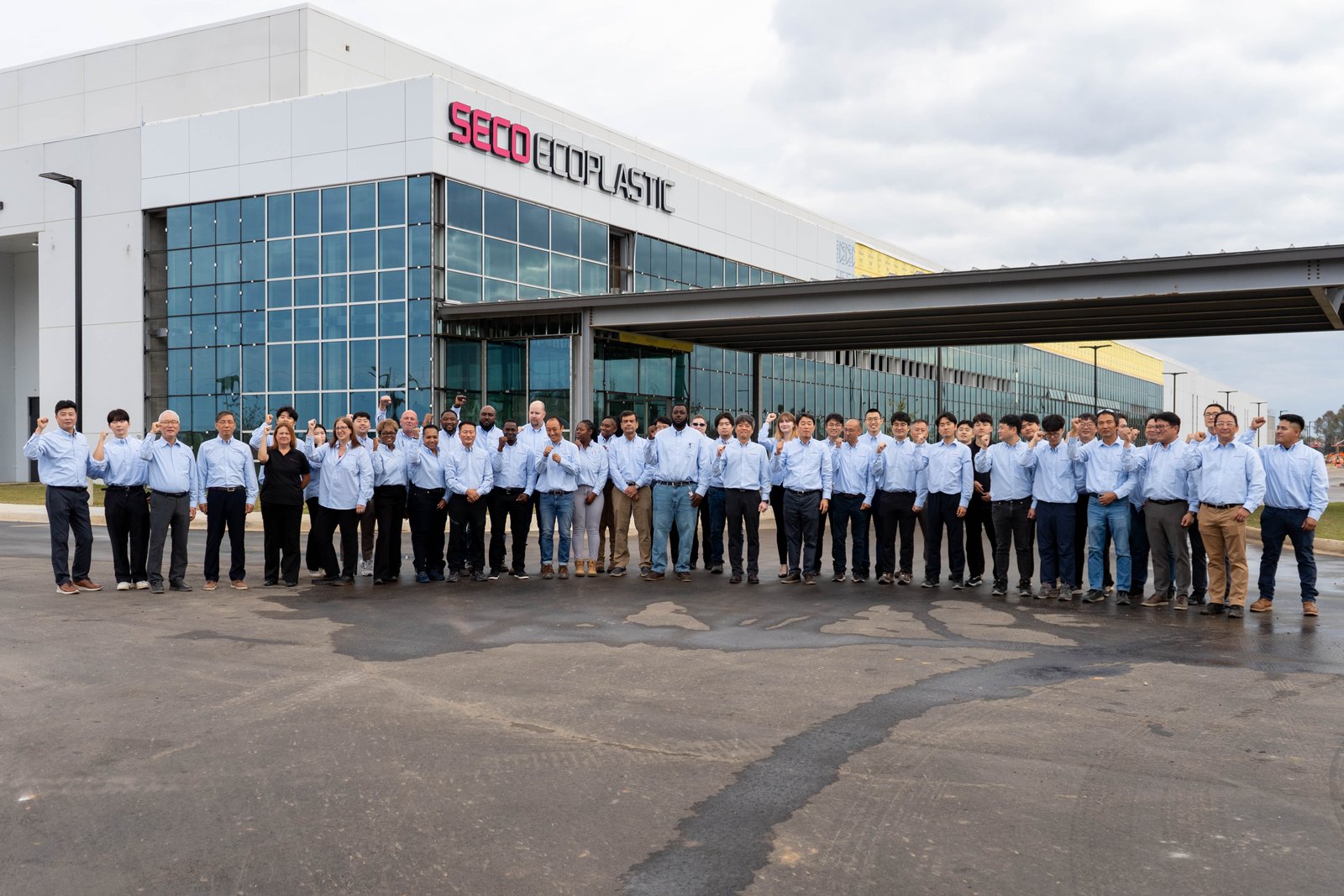 The full SECO ECOPLASTIC staff in front of the new facility